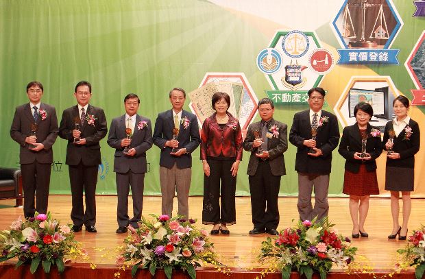 法律學系溫豐文教授獲頒學術類地政貢獻獎